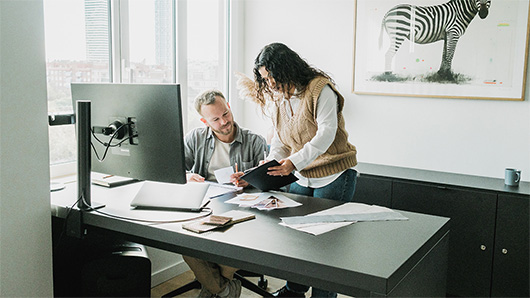 Un couple derrière un bureau